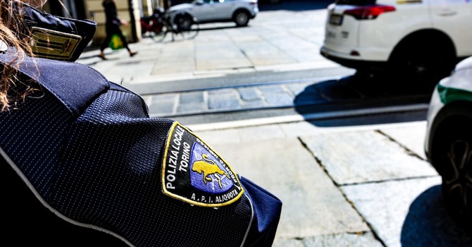 Aggredisce un'operatrice ecologica e un agente della polizia locale: arrestato un trentenne in Aurora
