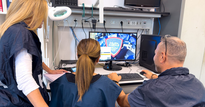 Producevano e si scambiavano online immagini pedopornografiche: tre persone in manette