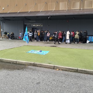 Una protesta sindacale davanti a Decathlon