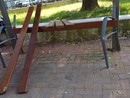I vandali arrecano danni e distruggono una panchina in via Vittorio Veneto