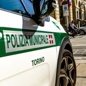 Auto perde il controllo e colpisce tre veicoli, poi finisce contro il dehors di un bar