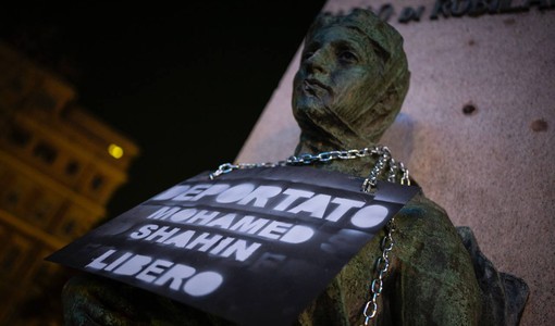 Blitz di Ultima Generazione, a Torino statua incatenata per chiedere la liberazione di Shahin Blitz di Ultima Generazione, a Torino statua incatenata per chiedere la liberazione di Shahin