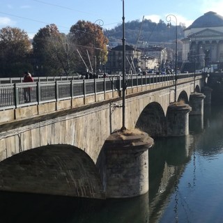 Dopo il restauro, sul ponte della Gran Madre tornano i lampioni storici