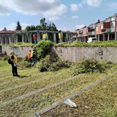 A Falchera i cittadini si tirano su le maniche e ripuliscono piazza Astengo A Falchera i cittadini si tirano su le maniche e ripuliscono piazza Astengo
