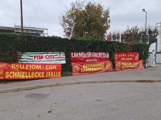 Protesta di fronte ai cancelli di Italdesign Protesta di fronte ai cancelli di Italdesign