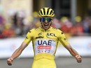 Tadej Pogacar in maglia gialla, dopo aver indossato quella rosa al Giro