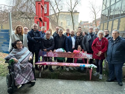 L'inaugurazione della panchina dedicata alle malattie rare