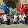 Protesta dei sindacati davanti alla sede di Federfarma