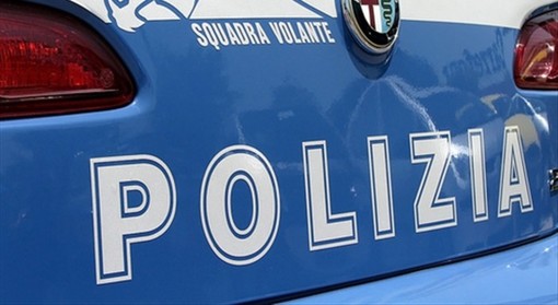 Torino, uomo sorpreso a rovistare all'interno di un'auto: arrestato dalla polizia