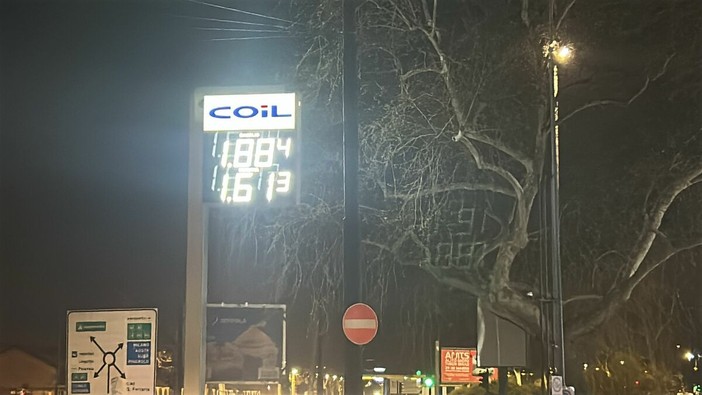 Un giorno di attesa, poi Torino "festeggia" i prezzi ribassati di benzina e diesel Un giorno di attesa, poi Torino "festeggia" i prezzi ribassati di benzina e diesel