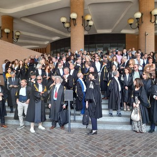 Magistrati davanti al tribunale leggono articoli della Costituzione (foto d'archivio)