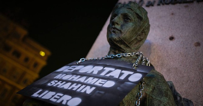 Blitz di Ultima Generazione, a Torino statua incatenata per chiedere la liberazione di Shahin Blitz di Ultima Generazione, a Torino statua incatenata per chiedere la liberazione di Shahin