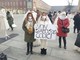 Persone in piazza Castello protestano per il blocco al settore dei matrimoni