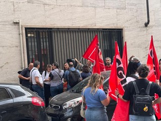 Protesta davanti alla sede Adecco di Torino