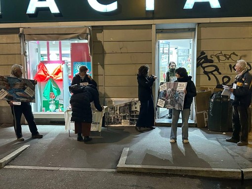 Sit in di protesta di Ultima Generazione di fronte a una farmacia comunale