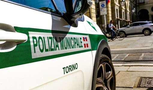 Auto perde il controllo e colpisce tre veicoli, poi finisce contro il dehors di un bar