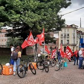 protesta sindacale rider con bici e bandiere