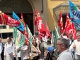 Protesta dei sindacati davanti alla sede di Federfarma
