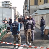 Paura in via Tunisi, esplosione e principio di incendio davanti alle case popolari. Sul posto artificieri e scientifica [FOTO]