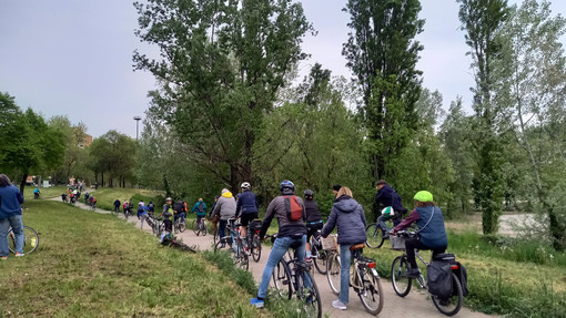 "No ospedale nel parco": grande partecipazione alla pedalata per la Pellerina