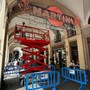 Operai al lavoro per pulire le storiche insegne del Caffè Torino Operai al lavoro per pulire le storiche insegne del Caffè Torino