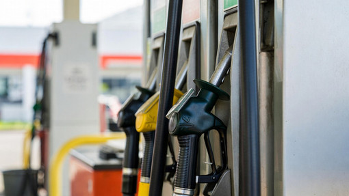 Alla pompa cambia tutto: benzina su di 15 centesimi, diesel al riparo