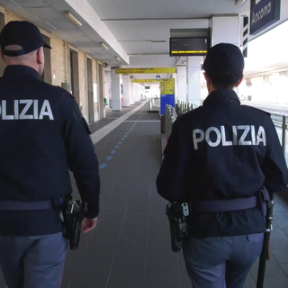 Ruba il telefono a una donna addormentata sul treno: arrestato a Porta Nuova
