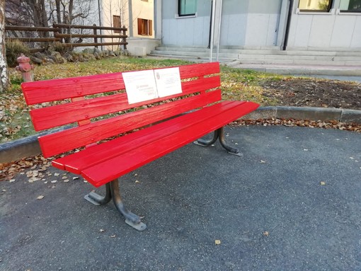 Bardonecchia, una panchina rossa per celebrare la giornata mondiale contro la violenza sulle donne