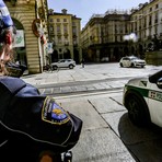 Scarica i liquami dal bagno dell'autobus nel tombino: denunciato autista, sequestrato il mezzo