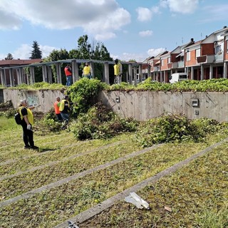 A Falchera i cittadini si tirano su le maniche e ripuliscono piazza Astengo