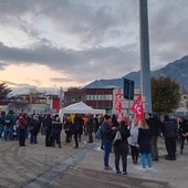 protesta davanti a una scuola con bandiere protesta davanti a una scuola con bandiere