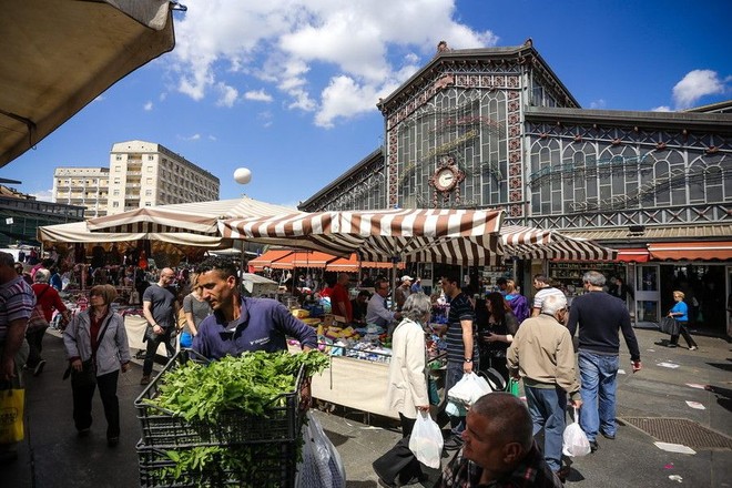 Controlli a tappeto al mercato di porta Palazzo: sequestrati verdure, frutta e 72 litri di latte
