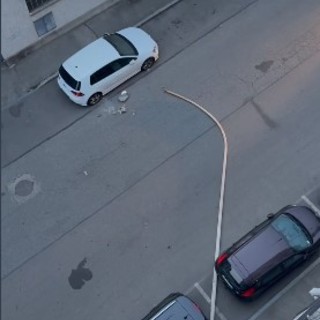 Crolla un palo della luce in via Avogadro: momenti di paura a Nichelino