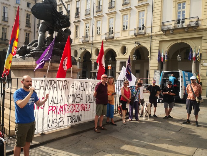 Protesta con bandiere in piazza Palazzo di Città