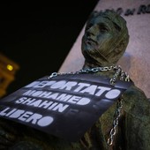 Blitz di Ultima Generazione, a Torino statua incatenata per chiedere la liberazione di Shahin Blitz di Ultima Generazione, a Torino statua incatenata per chiedere la liberazione di Shahin