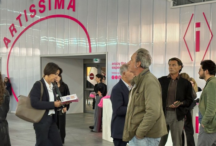 Paolo Sorrentino tra gli stand di Artissima 2026 Paolo Sorrentino tra gli stand di Artissima 2026
