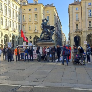 Attivisti per la casa protestano davanti al Comune di Torino: &quot;Basta sfratti a sorpresa&quot;