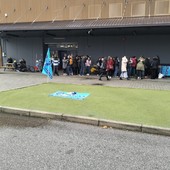 Una protesta sindacale davanti a Decathlon