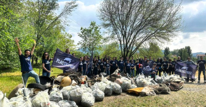 Foto di archivio di volontari di Plastic Free in azione