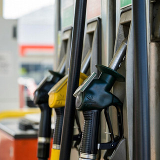 Alla pompa cambia tutto: benzina su di 15 centesimi, diesel al riparo