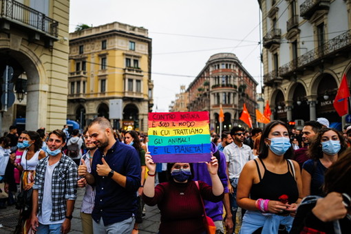 &quot;Queer e ora&quot;: il 18 giugno la sfilata arcobaleno del Torino Pride [VIDEO]