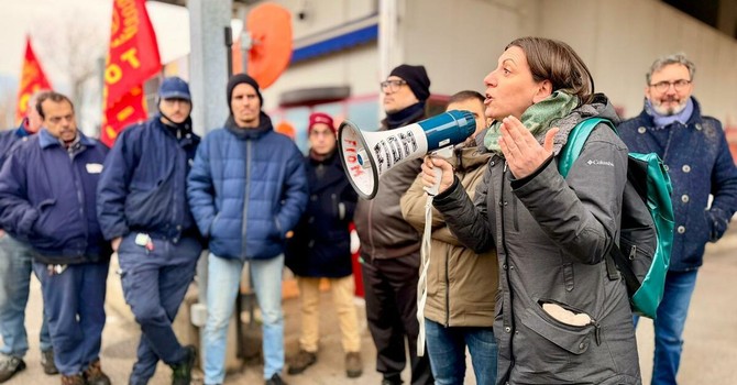 Manifestazione davanti alla sede Primotecs di Avigliana