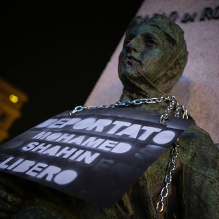 Blitz di Ultima Generazione, a Torino statua incatenata per chiedere la liberazione di Shahin