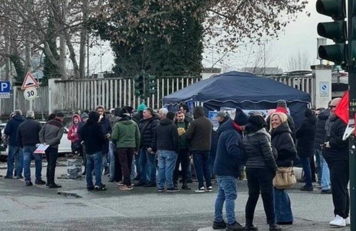 Presidio davanti alla Porta 2 di Mirafiori questa mattina