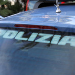 Inseguimento da film in centro: scappa (senza patente) su un'auto rubata ai turisti, fermati tre uomini