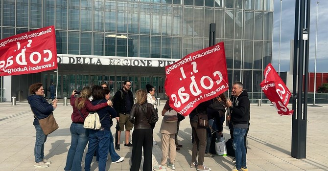 La protesta organizzata sotto il Grattacielo della Regione