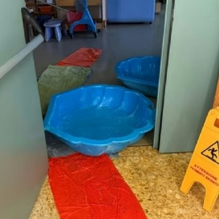 Piove nella materna "Anna Frank": "Entro l'autunno lavori al tetto"