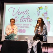 Chiara Tarantello, sulla destra, durante la presentazione del Pride
