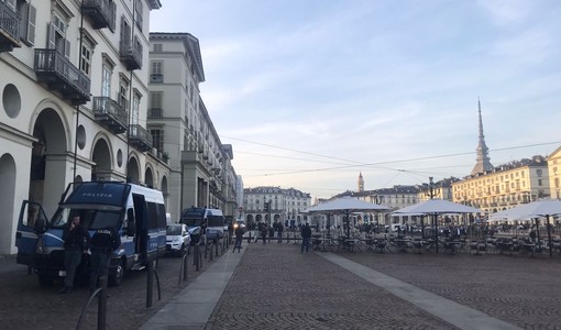 Ubriaco e molesto, minaccia i passanti e aggredisce i poliziotti a pugni e colpi d'ombrello