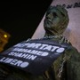 Blitz di Ultima Generazione, a Torino statua incatenata per chiedere la liberazione di Shahin Blitz di Ultima Generazione, a Torino statua incatenata per chiedere la liberazione di Shahin
